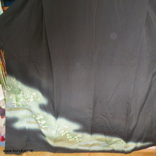 grüner Teich mit Stickerei Blumen und Bambus Tomesode