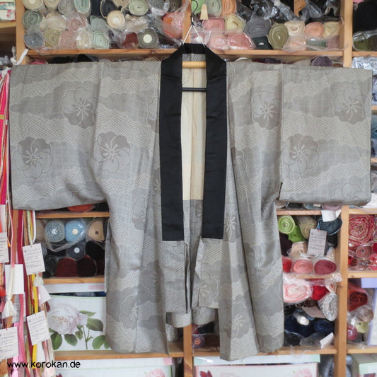 grauer Ume Jacquard/ Satin Kragen, sehr große Dochugi Jacke