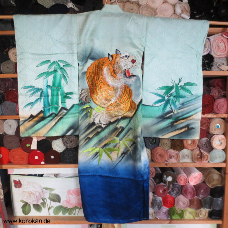 Furisode - Taufkimono für Jungen, gestickter Tiger auf Diamantrauten Seidendamast