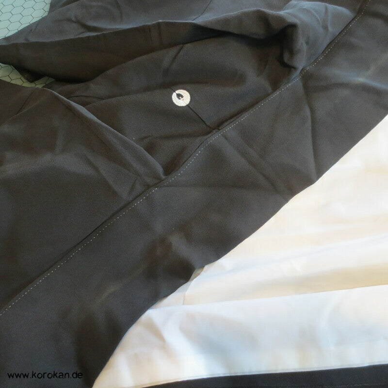 grüner Teich mit Stickerei Blumen und Bambus Tomesode