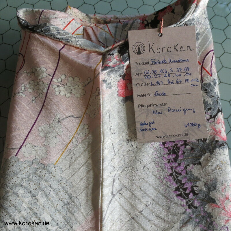 Kusudama Blumenkugeln auf zartrosa Furisode