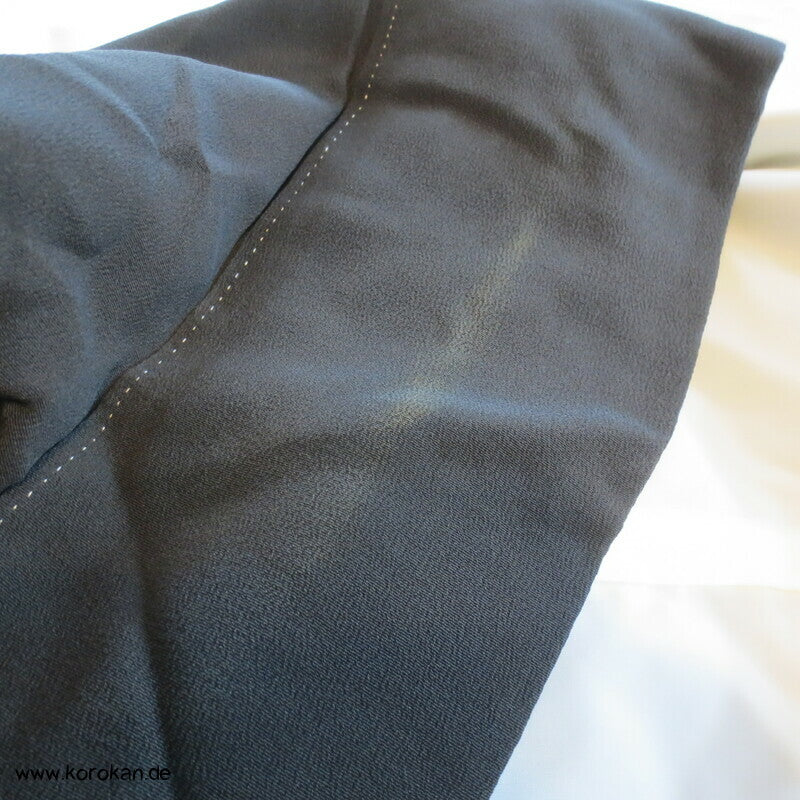 grüner Teich mit Stickerei Blumen und Bambus Tomesode