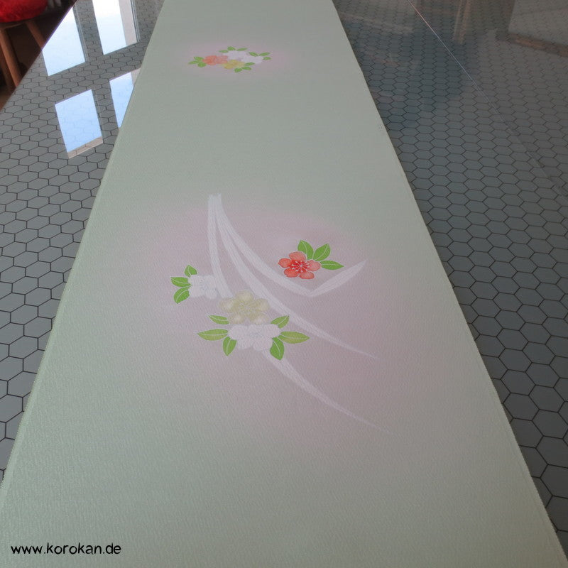 Pastell Blumen auf hellgrüner Crepe Seide Tanmono, handbemalt, Yuzen