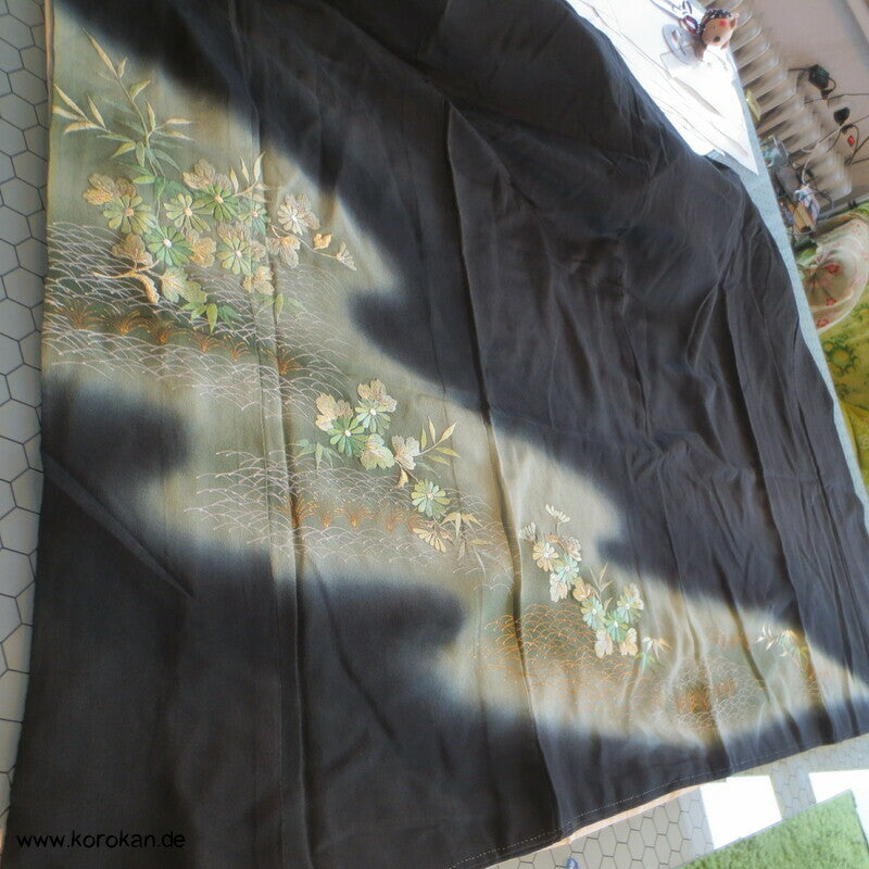 grüner Teich mit Stickerei Blumen und Bambus Tomesode