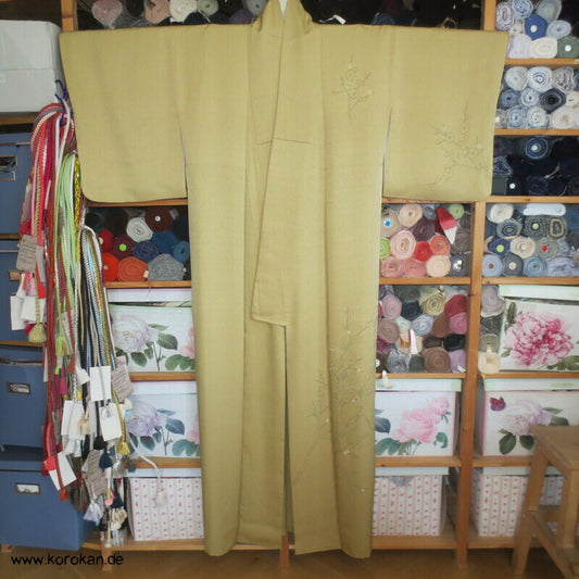 Ume Zweige auf blassem curry Winter Homongi Kimono