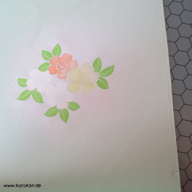 Pastell Blumen auf hellgrüner Crepe Seide Tanmono, handbemalt, Yuzen