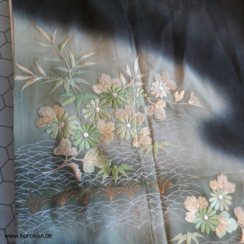 grüner Teich mit Stickerei Blumen und Bambus Tomesode