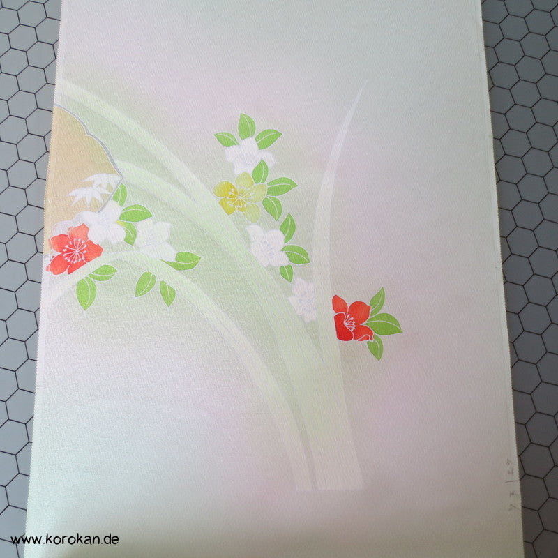 Pastell Blumen auf hellgrüner Crepe Seide Tanmono, handbemalt, Yuzen