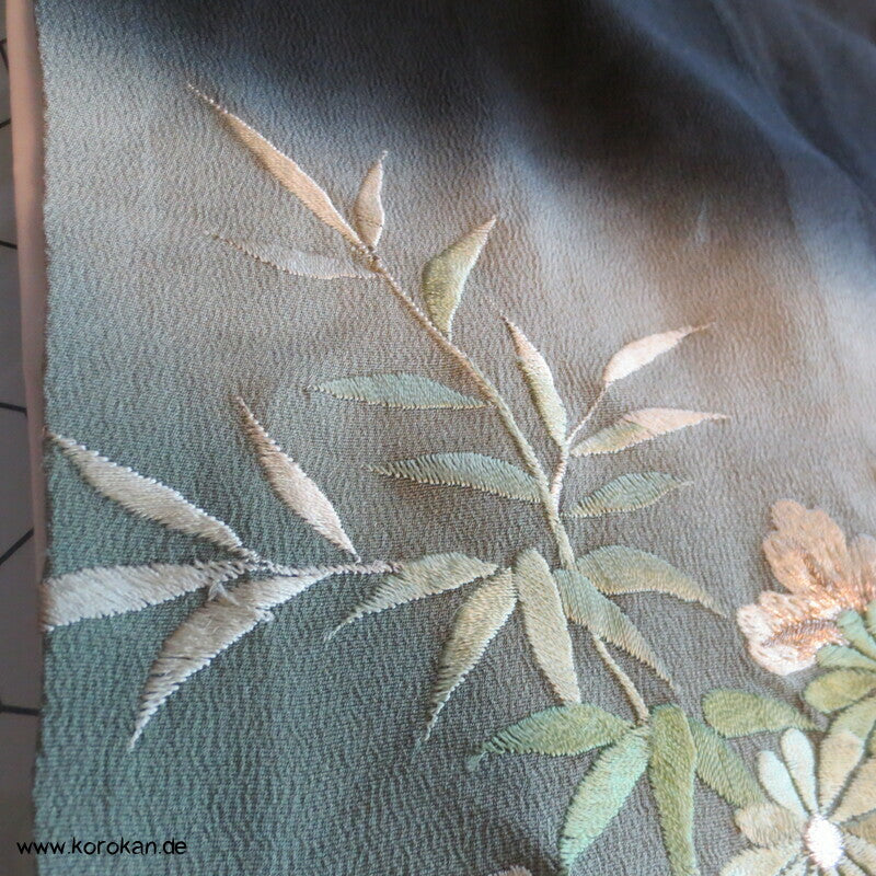 grüner Teich mit Stickerei Blumen und Bambus Tomesode