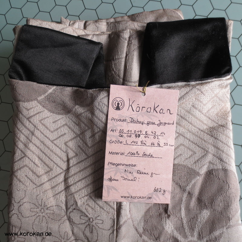 grauer Ume Jacquard/ Satin Kragen, sehr große Dochugi Jacke
