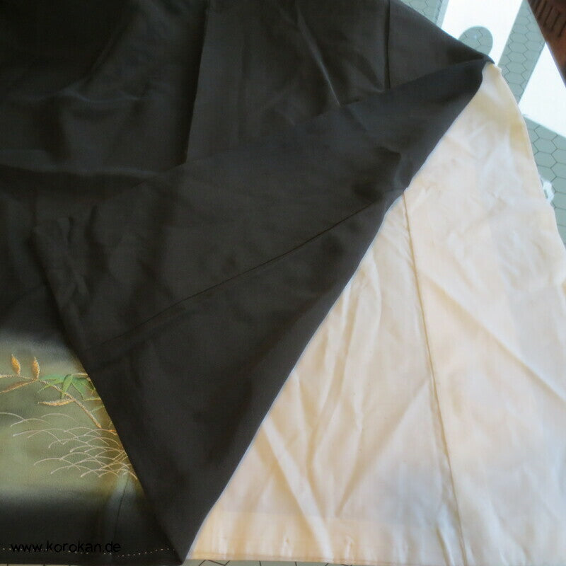 grüner Teich mit Stickerei Blumen und Bambus Tomesode