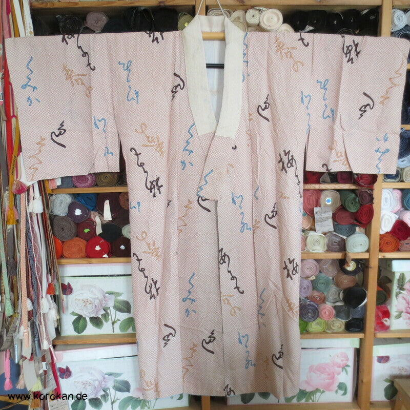 Hiragana auf Kanokodot Seidencrepe Juban Unterkimono aus Japan