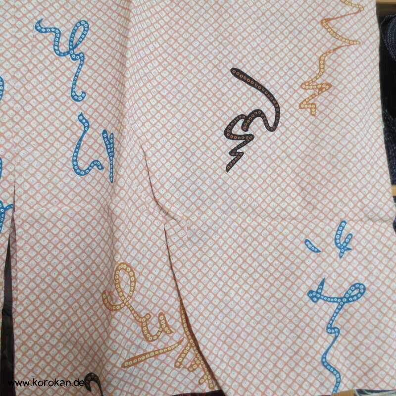 Hiragana auf Kanokodot Seidencrepe Juban Unterkimono aus Japan