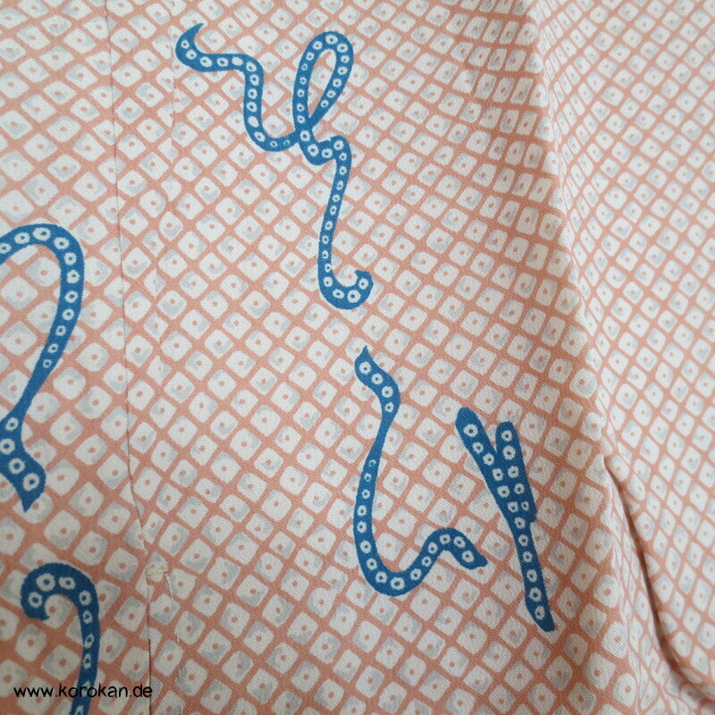 Hiragana auf Kanokodot Seidencrepe Juban Unterkimono aus Japan