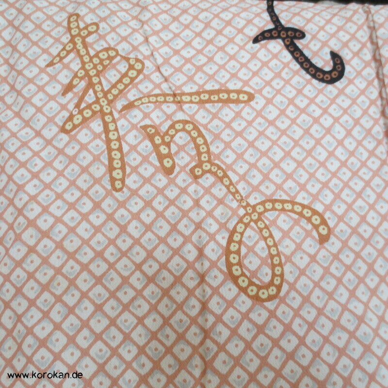 Hiragana auf Kanokodot Seidencrepe Juban Unterkimono aus Japan