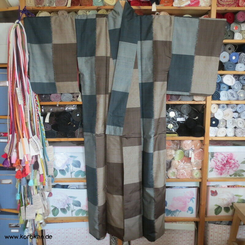 Ichimatsu Karo Kasuri Tsumugi Seiden Kimono, Japan