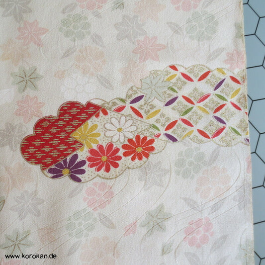 Wolken mit Blüten, Flusswellen Rinzu Damast Kimono Seide