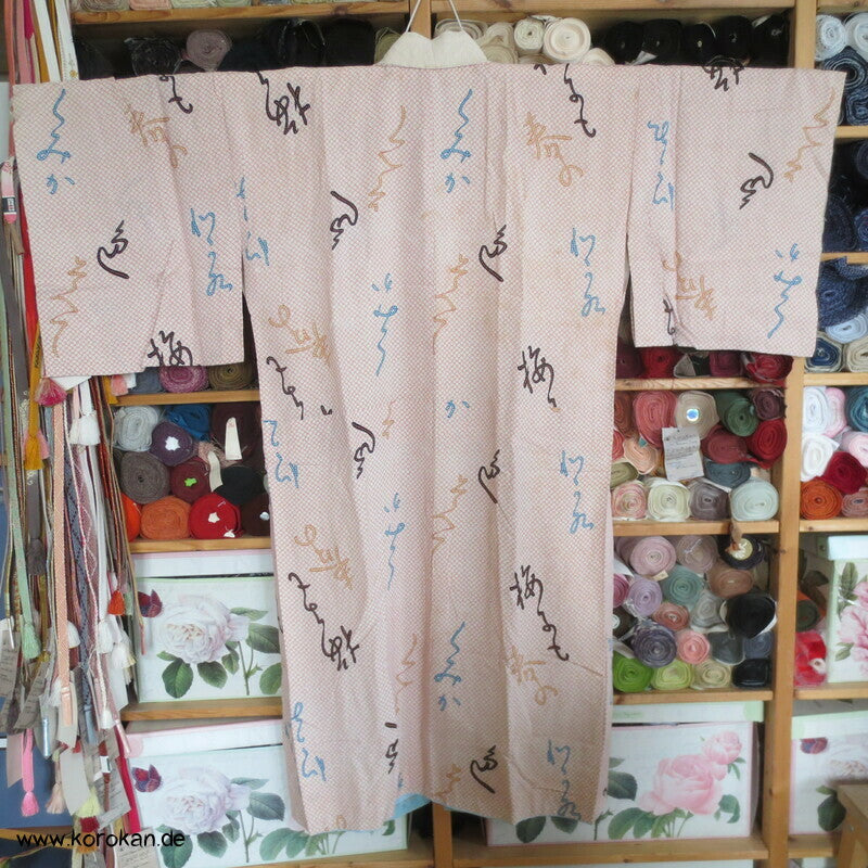 Hiragana auf Kanokodot Seidencrepe Juban Unterkimono aus Japan