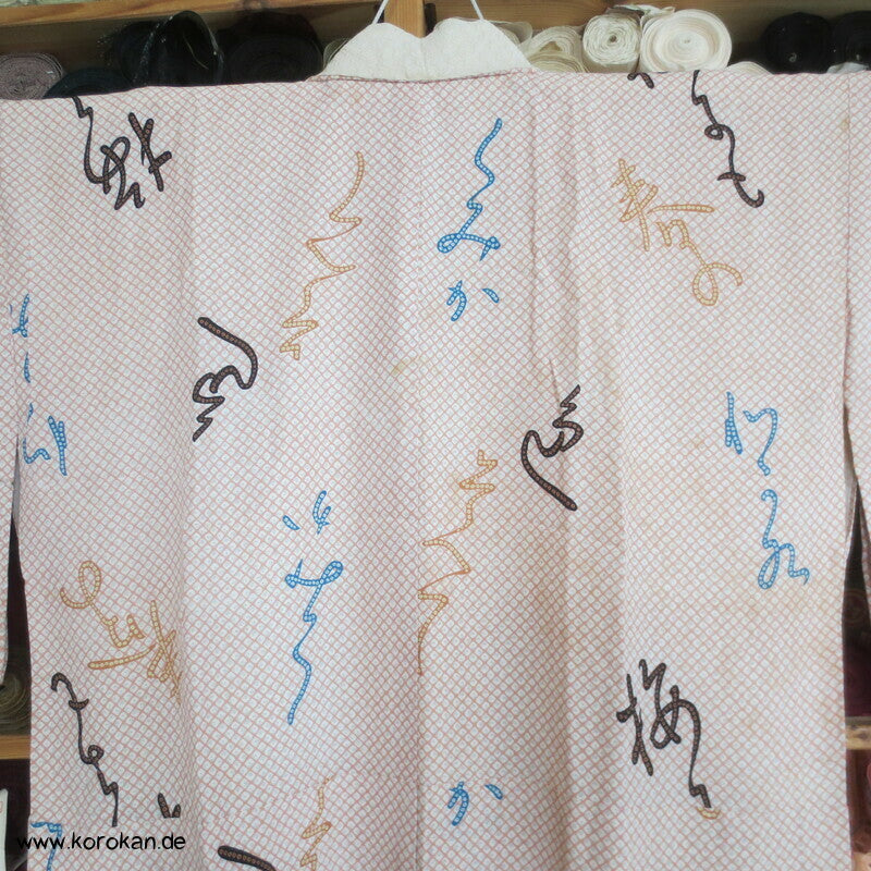 Hiragana auf Kanokodot Seidencrepe Juban Unterkimono aus Japan