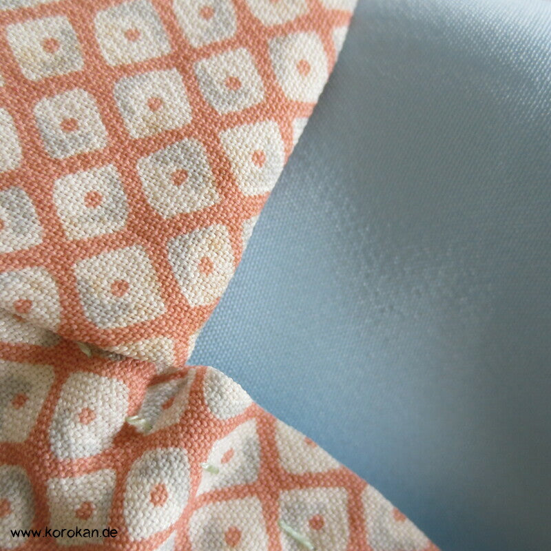 Hiragana auf Kanokodot Seidencrepe Juban Unterkimono aus Japan