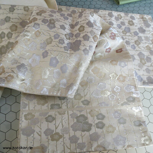 Umeblüten Brokat Fukuro Obi, glänzend auf natur Seidenbrokat Kimonogürtel