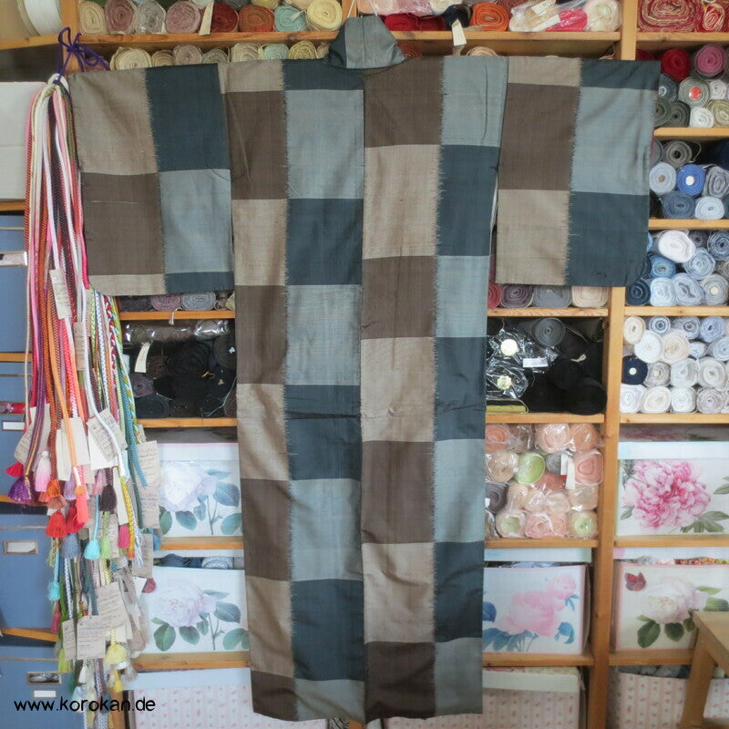 Ichimatsu Karo Kasuri Tsumugi Seiden Kimono, Japan
