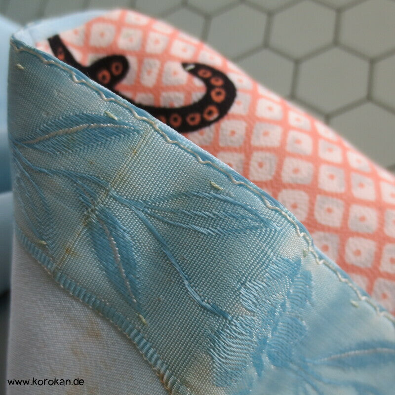 Hiragana auf Kanokodot Seidencrepe Juban Unterkimono aus Japan