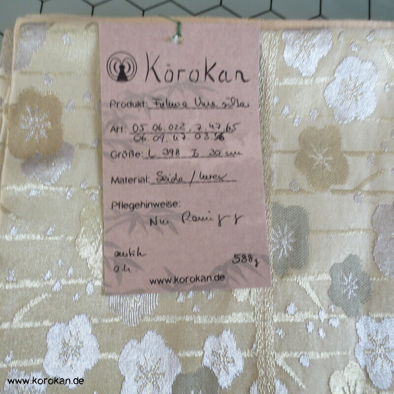 Umeblüten Brokat Fukuro Obi, glänzend auf natur Seidenbrokat Kimonogürtel