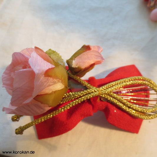 japanischer Kanzashi Rosen und Bänder Haarschmuck auf Metallklemme