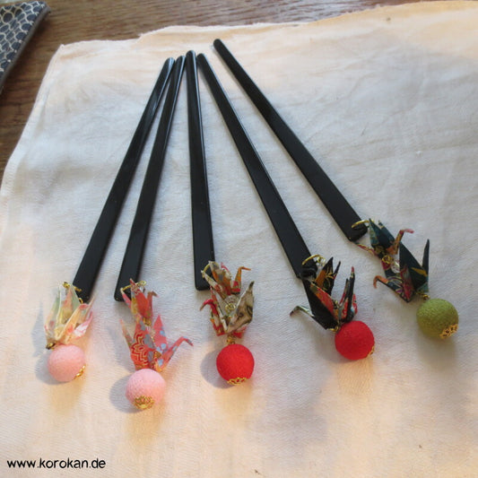 japanischer Haarstab mit hängenden Origami Kranichen