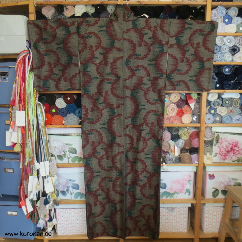 Schneeflocken, grün rot auf grau Kasuri Tsumugi Kimono