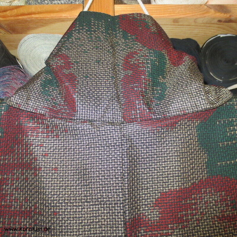 Schneeflocken, grün rot auf grau Kasuri Tsumugi Kimono
