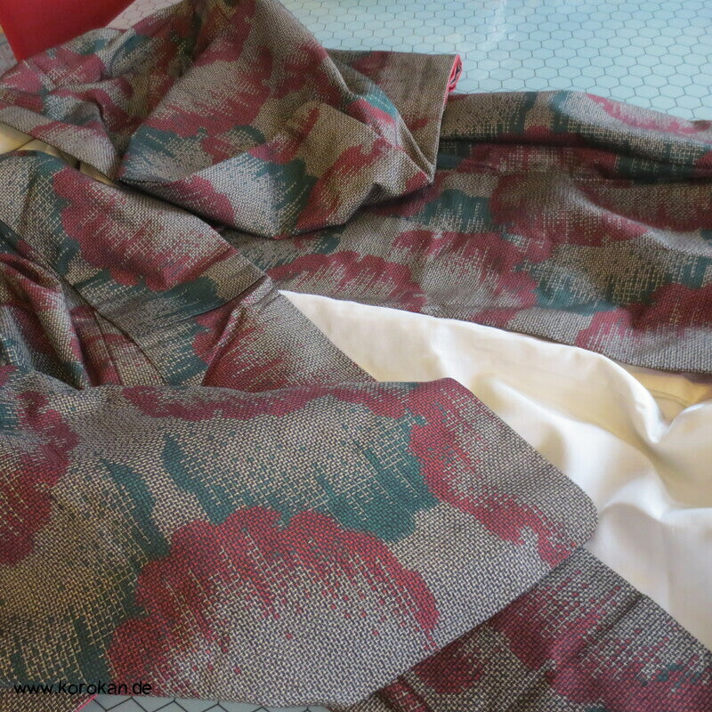 Schneeflocken, grün rot auf grau Kasuri Tsumugi Kimono