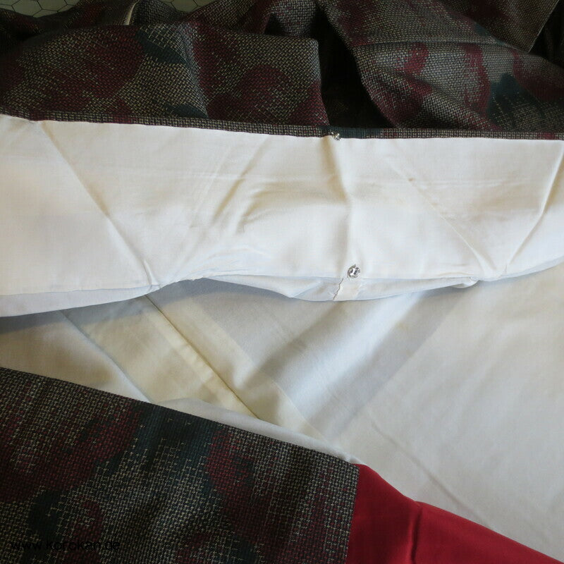 Schneeflocken, grün rot auf grau Kasuri Tsumugi Kimono