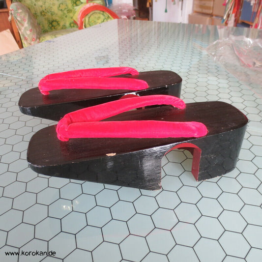 japanische Pokkori artige Maiko Geta Sandalen, schwarz lackiert, roter Samt