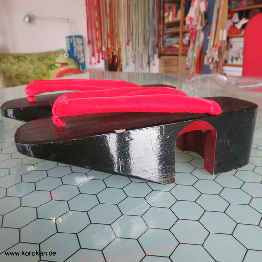 japanische Pokkori artige Maiko Geta Sandalen, schwarz lackiert, roter Samt
