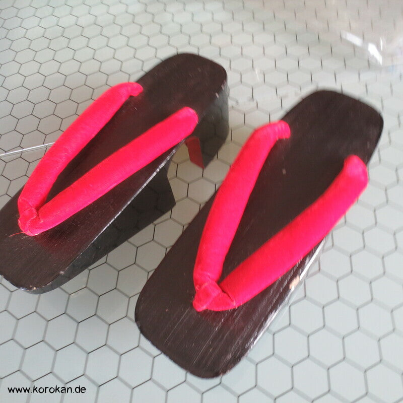 japanische Pokkori artige Maiko Geta Sandalen, schwarz lackiert, roter Samt