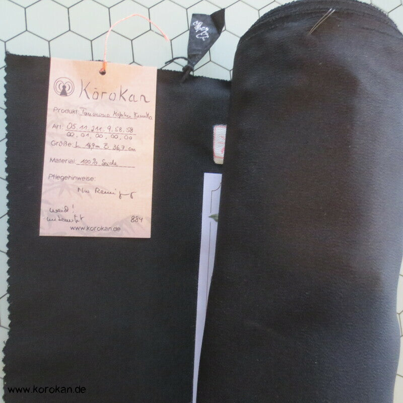 schwarzer Seidencrepe Tanmono Mofuku, Wisteria Mon, pflanzengefärbt