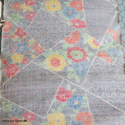 bunte Blumen auf grau, grobe, schwere Tsumugi Seide