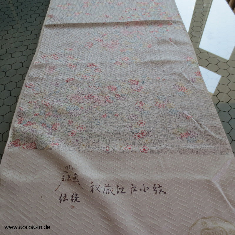 Higaki Flechtmuster Seidendamast Kimono Stoffrest mit Blütendruck