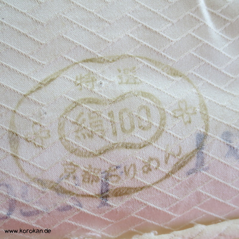 Higaki Flechtmuster Seidendamast Kimono Stoffrest mit Blütendruck