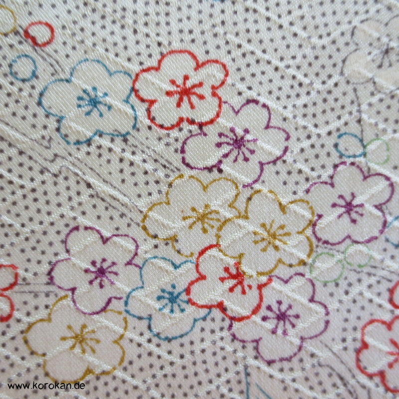 Higaki Flechtmuster Seidendamast Kimono Stoffrest mit Blütendruck
