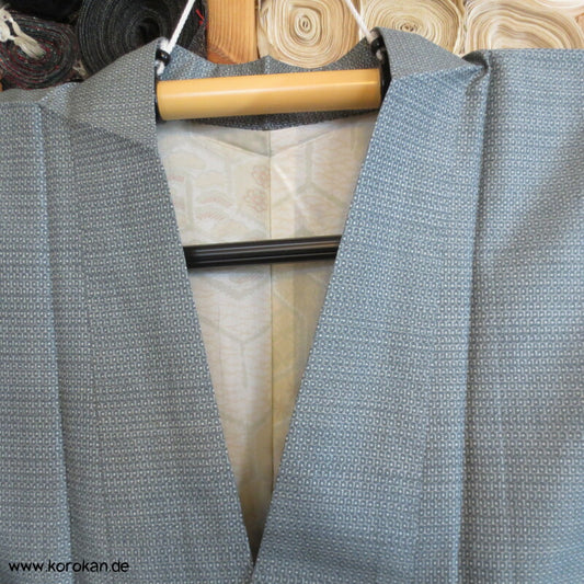 Kasuri Kikko Tsumugi Seiden Dochugi Kimono Jacke, silberblaugrau