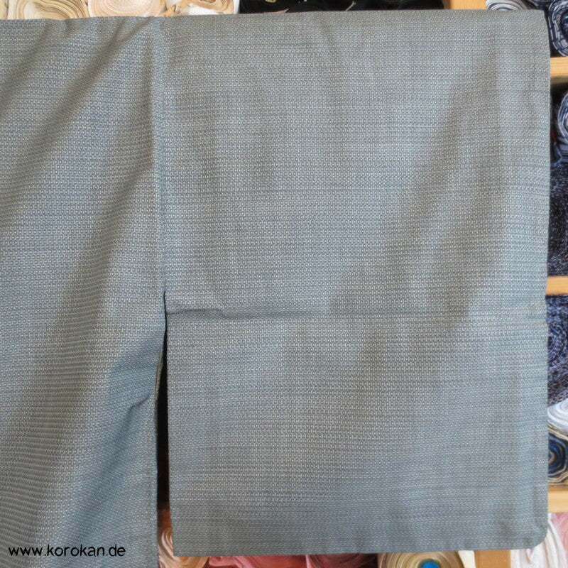 Kasuri Kikko Tsumugi Seiden Dochugi Kimono Jacke, silberblaugrau