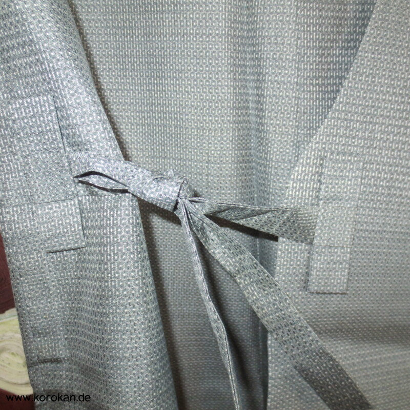 Kasuri Kikko Tsumugi Seiden Dochugi Kimono Jacke, silberblaugrau