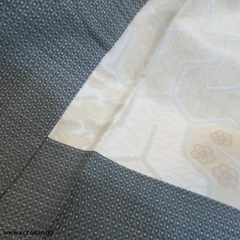 Kasuri Kikko Tsumugi Seiden Dochugi Kimono Jacke, silberblaugrau