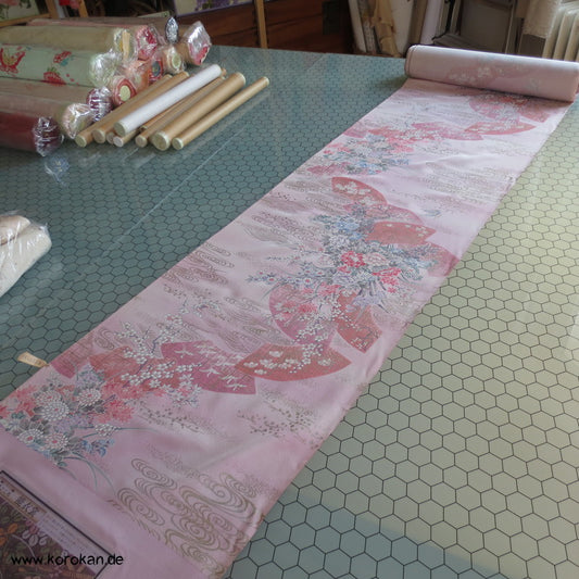 gold und silberne Überfangdruck Blumen und Fächer Kimono Seidencrepe