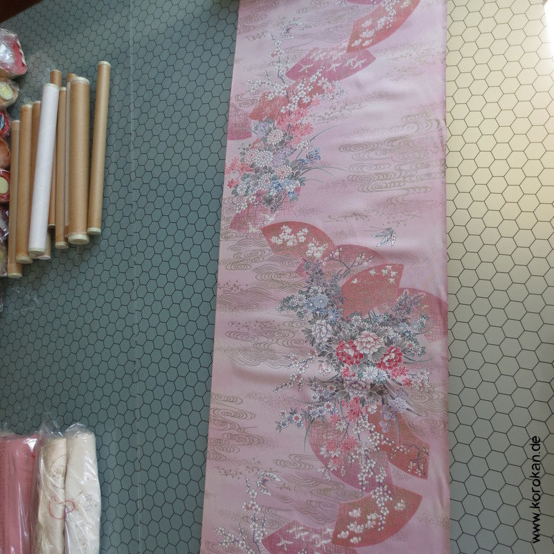 gold und silberne Überfangdruck Blumen und Fächer Kimono Seidencrepe