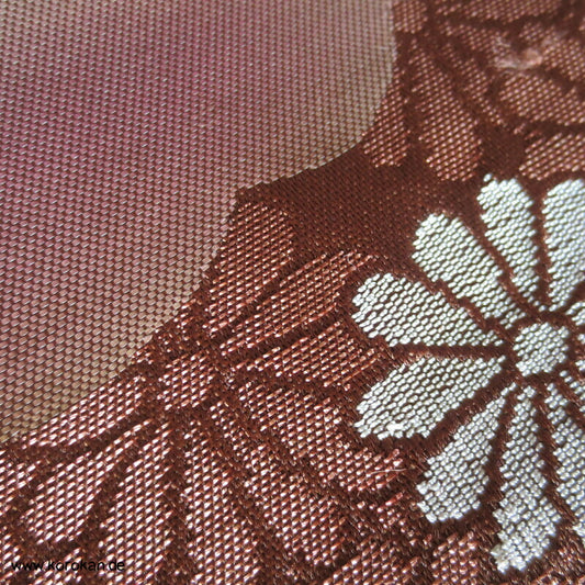 Wolken und Kiku auf siennabraunem Satin Nagoya Obi Brokat