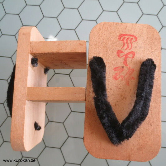 Talisman Mini Geta, Dekoration